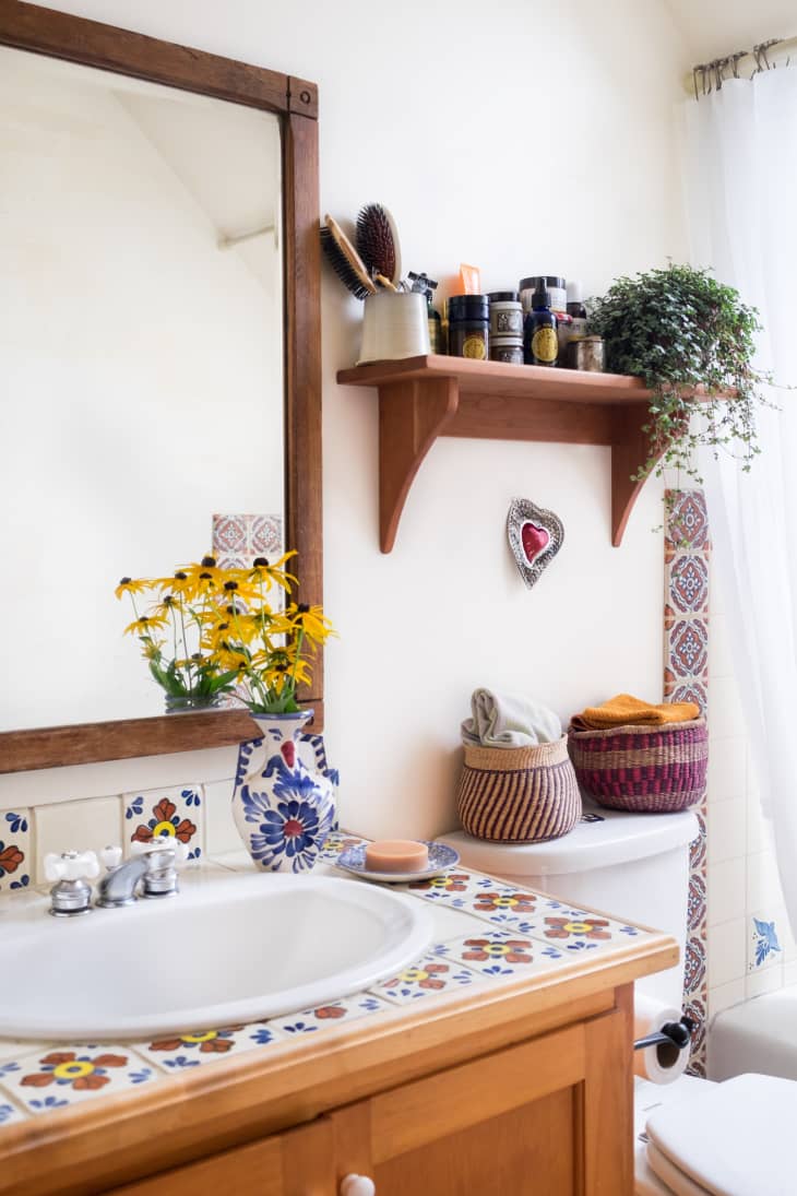 7 Ways to Organize a Bathroom Without a Medicine Cabinet or